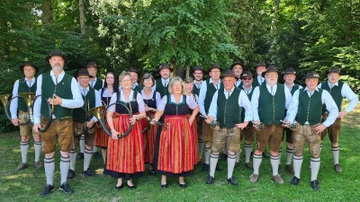 Die Bläsergruppe mit Hornmeister Wolfgang Prebeck (2. v. l.) beim Auftritt in Regensburg. (Bild: Wolfgang Prebeck)