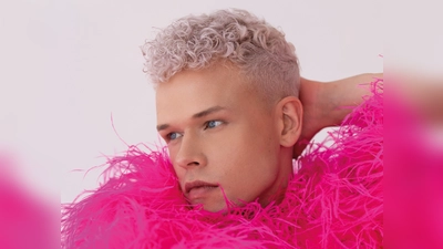 Tobias Born erobert die Comedy-Szene mit seinem einzigartigen Stil und scharfen Witz. Am 24.Oktober ist er bei der Comedy-Nacht in der Kulturscheune dabei. (Bild: Marcel Küfer)