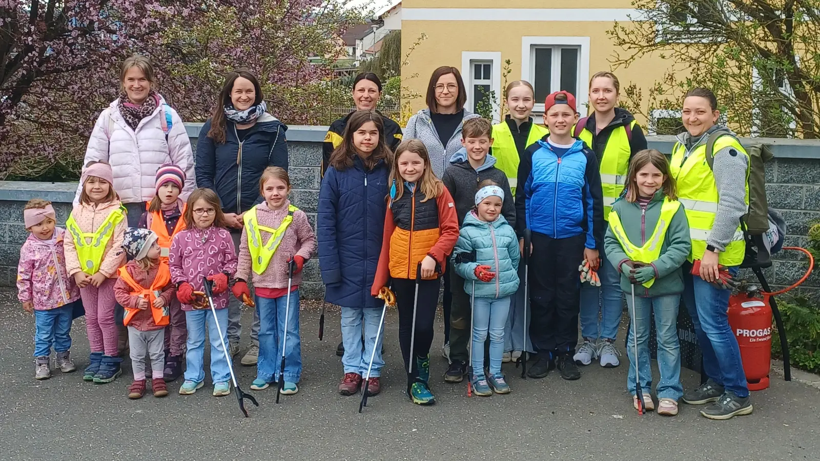 Die fleißigen Müll-Männer und -Frauen. (Bild: Malaika Rossiwal)