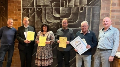 Von links: Andreas Bergauer 1. Vorsitzende, Andreas Sagstetter für 25 Jahre Chorleitung geehrt, Silvia Stark passives Mitglied für 25 Jahre geehrt, Raphael Rösch für 20 Jahre aktive Mitgliedschaft, Alfred Schmid und Ehrenmitglied für 50 Jahre, Werner Koch 2. Vorsitzende. (Bild: Ferdinand Sperber)