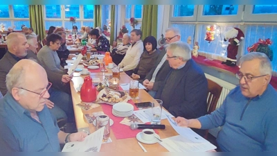 Andächtig sangen die Besucher in der Adventsfeier die Weihnachtslieder mit. Dazu lagen auf den Tischen Blätter mit den Texten.  (Bild: Hubert Lukas)