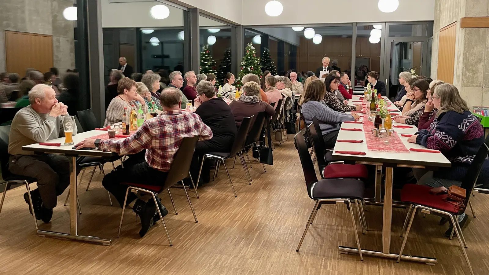 Pfarrer Puthenchira spricht Worte des Dankes während der Jahresabschlussfeier der Pfarrei Herz Jesu Kohlberg. (Bild: Marie Bertelshofer)