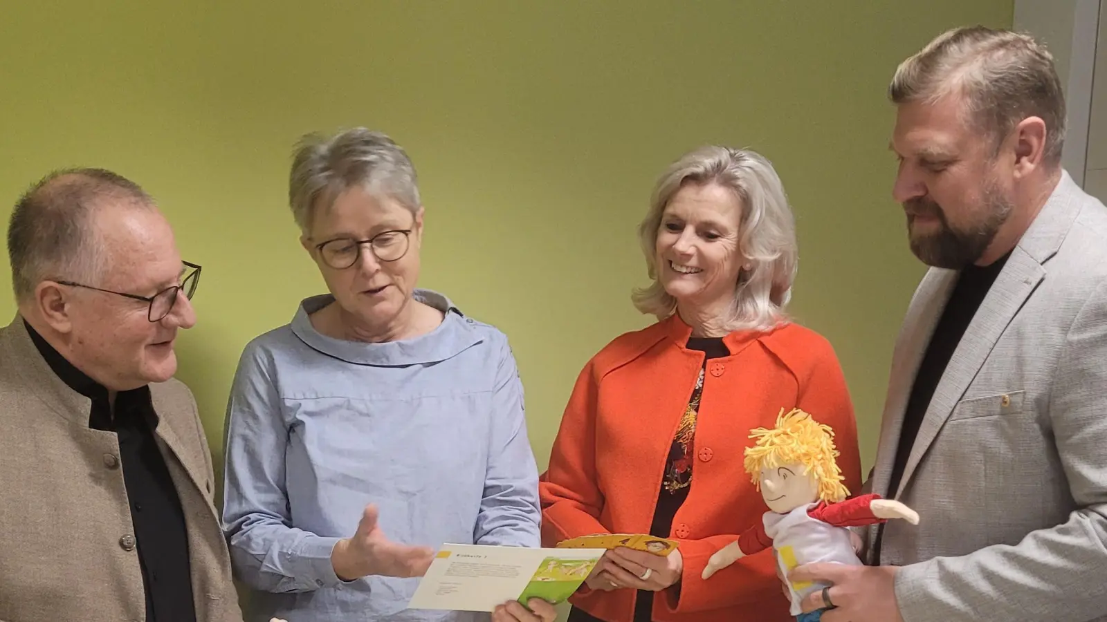 Die Vertreter des Lions-Club Weiden bringen 2500 Euro mit und erfahren mehr von der Arbeit bei Donum Vitae: (von links) Elmar Baumer, Elisabeth Schieder, Andrea Lang und Bastian Braun.<br> (Bild: Tanja Krug/exb)