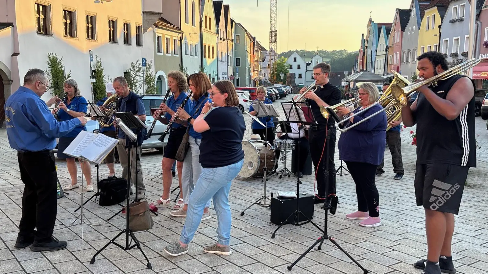 Selbst Stadtpfarrer Thomas Kopp ließ es sich nicht nehmen mit der Trompete bei einigen Musikstücken mitzuwirken.  (Bild: Bernhard Knauer)