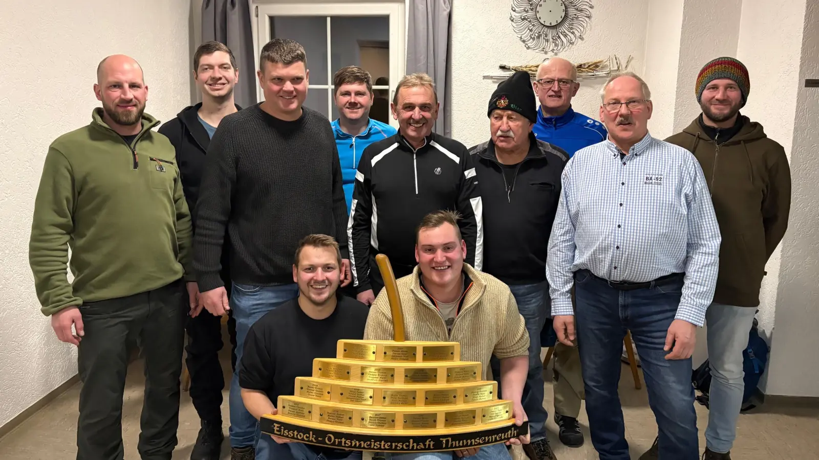 Die drei erstplatzierten Mannschaften der Thumsenreuther Eisstock-Ortsmeisterschaft 2026 nach der Siegerehrung. (Bild: Rainer Schwingshandl)