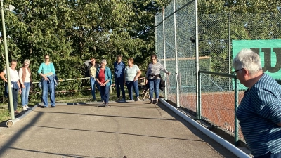 Mit Spannung wird jeder Wurf verfolgt. (Bild: Josef Glas)
