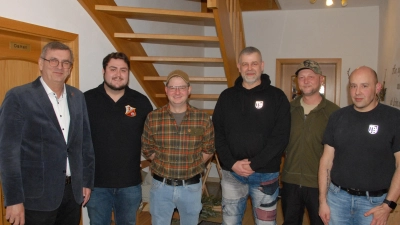 Der erste Bürgermeister Peter Braun gratuliert der durch Neuwahl bestätigten Vorstandschaft der Feuerschützen Schmidmühlen e.V. (Bild: Josef Popp)