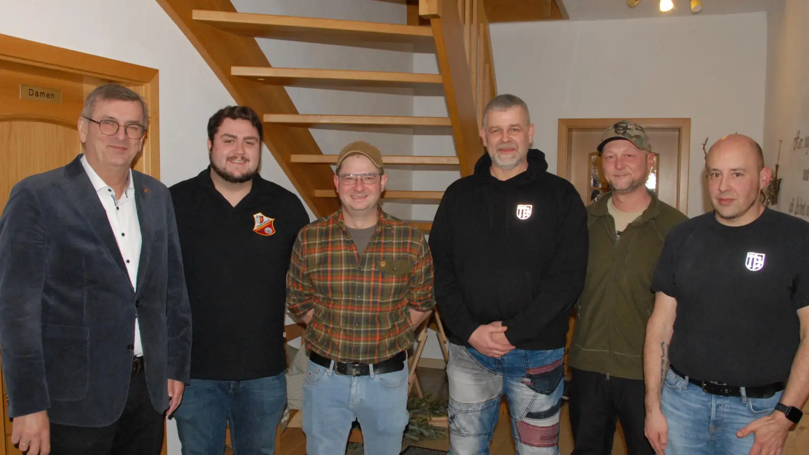 Der erste Bürgermeister Peter Braun gratuliert der durch Neuwahl bestätigten Vorstandschaft der Feuerschützen Schmidmühlen e.V. (Bild: Josef Popp)