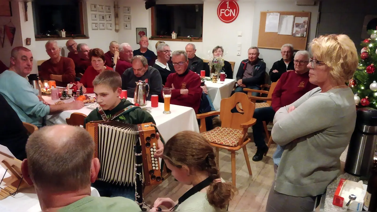 Mit weihnachtlichen Weisen erfreuten die „Weinberger-Kinder“ die Irchenriether Clubfreunde bei der Weihnachtsfeier. (Bild: Albert Gruber)