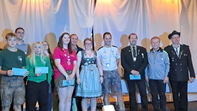 Im Gutshofstadel von Graf Beissel fand die Nabburger Gau Königsproklamation statt. Rechts im Bild :Gauschützenmeister Klaus Ketzler Reinhard Eichler, Auflagekönig Ulrich Götz, Gauschützenkönig Matthias Reis, Gauschützenliesl Julia Peltzer, Gau Jugendköniging Theresa Zimmermann, sowie die Ritter und Damen.  (Bild: Hans Schlosser)