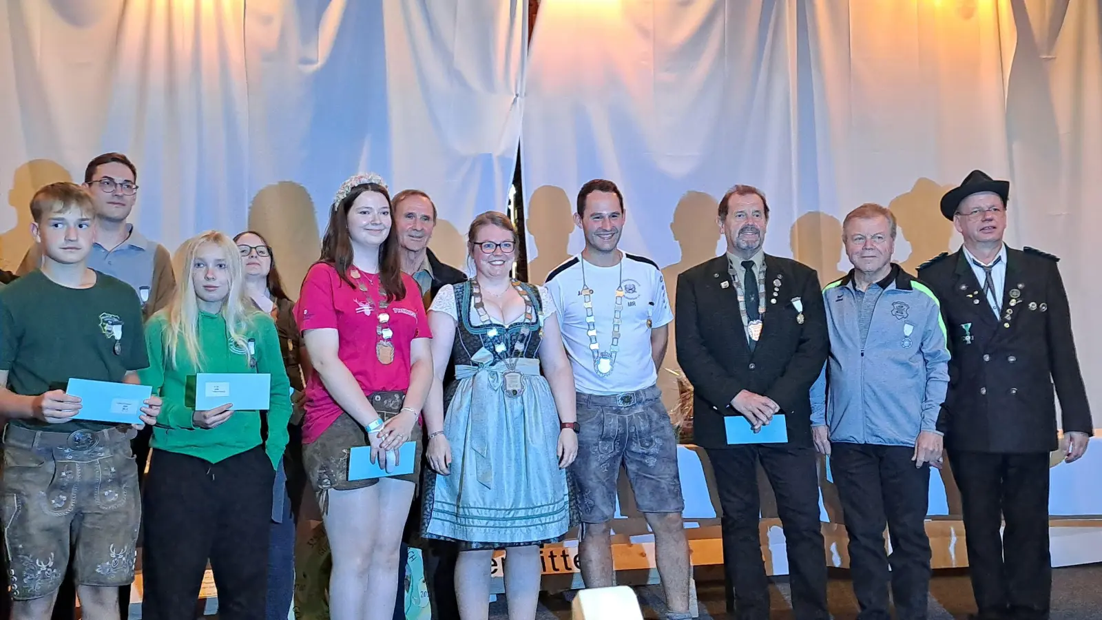 Im Gutshofstadel von Graf Beissel fand die Nabburger Gau Königsproklamation statt. Rechts im Bild :Gauschützenmeister Klaus Ketzler Reinhard Eichler, Auflagekönig Ulrich Götz, Gauschützenkönig Matthias Reis, Gauschützenliesl Julia Peltzer, Gau Jugendköniging Theresa Zimmermann, sowie die Ritter und Damen.  (Bild: Hans Schlosser)