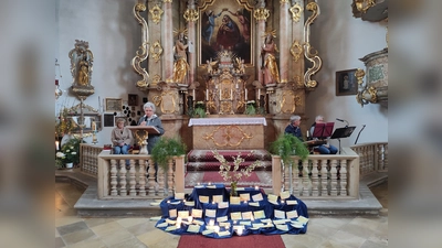 Gut besucht ist immer die Atempause der Seele in der Moritzkirche die im September zum 50. Mal stattfindet. Rita Bayer (rechts) und Gerti Münch (links) lesen die passenden Texte. (Bild: Eva Seifried)