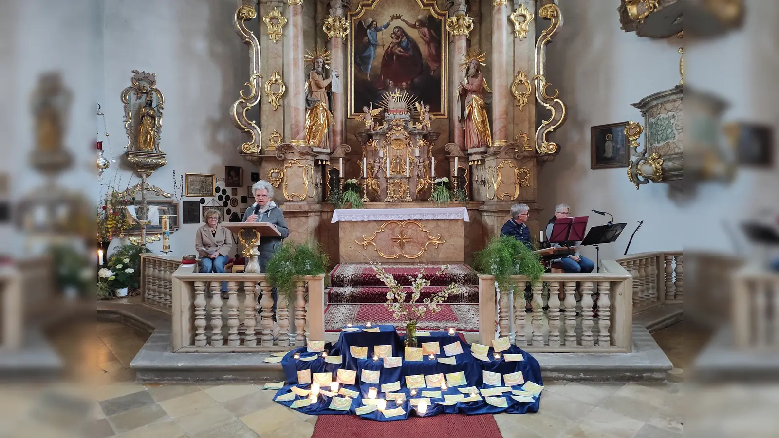 Gut besucht ist immer die Atempause der Seele in der Moritzkirche die im September zum 50. Mal stattfindet. Rita Bayer (rechts) und Gerti Münch (links) lesen die passenden Texte. (Bild: Eva Seifried)