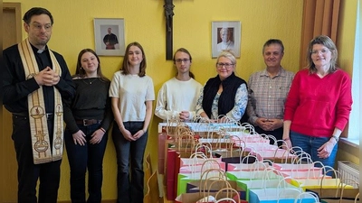 Pfarrer Mitterer (links) segnet die Osterfrühstücke (Bild: Regina Probst )