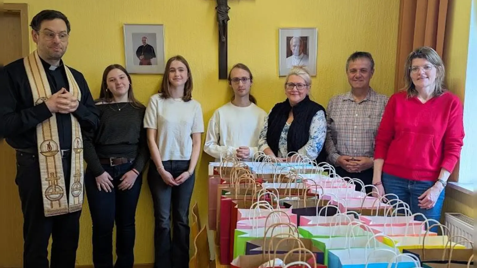 Pfarrer Mitterer (links) segnet die Osterfrühstücke (Bild: Regina Probst )