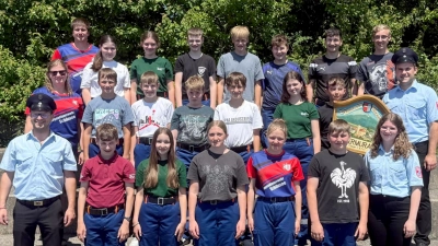 Freude bei den 16 Jugendlichen mit Jugendwartteam Dominik Schießlbauer (links), Lena Scheuerer und Andreas Stepper (rechts) von der JF Niedermurach/Rottendorf nach bestandener Prüfung entsprechend den CTIF-Richtlinien in Freyung. Von der JF Schönsee hatten sich vier Jugendliche der Prüfung angeschlossen. (Bild: Dominik Schießlbauer)