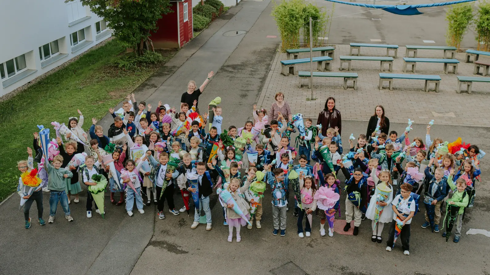 1. Schultag - 69 Schulanfänger mit Klassenlehrerinnen und Schulleiterin (Bild: Alina Ben Amara)