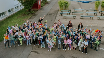 1. Schultag - 69 Schulanfänger mit Klassenlehrerinnen und Schulleiterin (Bild: Alina Ben Amara)