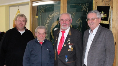 Seit 60 Jahren ist Xaver Dietl Mitglied beim Schützenverein Gemütlichkeit Tiefenbach. (v.links) Pfarrer Albert Hölzl, Xaver Dietl, Johann Liegl und Bürgermeister Ludwig Prögler gratulieren. (Bild: Nikolaus Scherr)