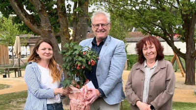 Zum „Tag der Kinderbetreuung” überreichte OB Feller Blumen.  (Bild: Andreas Hofmeister)