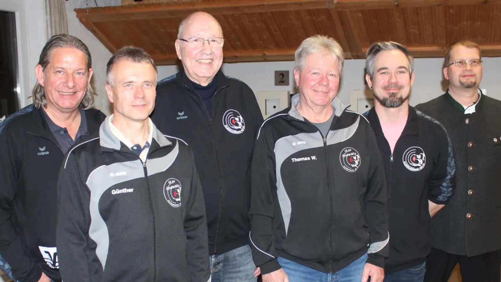 Von links: Oberschützenmeister Markus Böhm, Günther Sperber, Claus Kammholz, Thomas Weigl, Sportleiter Kevin Franke und 1. Schützenmeister Christian Hiltl. (Bild: Werner Koller)
