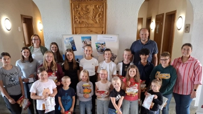 Ein Dank an die Kinder und Jugendlichen für die Teilnehmer am Fotowettbewerb kam von Bürgermeister Thomas Kleber (hinten re.) und den Jugendbeauftragten Laura Roth (re) und Eva-Maria Procher (hinten li). (Bild: Karl Ziegler)