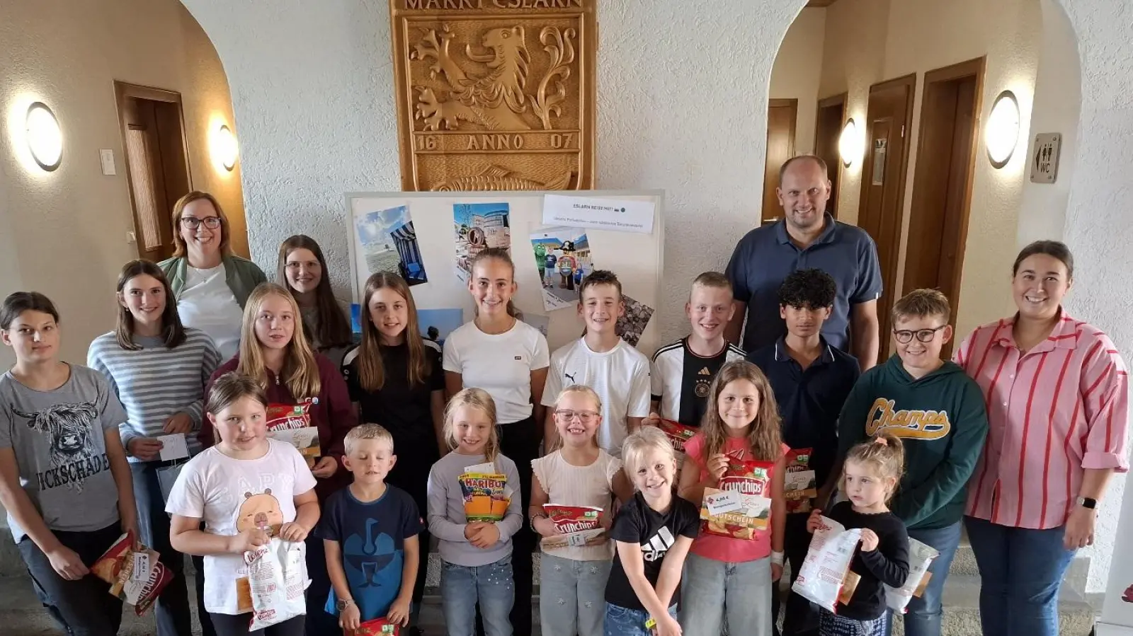 Ein Dank an die Kinder und Jugendlichen für die Teilnehmer am Fotowettbewerb kam von Bürgermeister Thomas Kleber (hinten re.) und den Jugendbeauftragten Laura Roth (re) und Eva-Maria Procher (hinten li). (Bild: Karl Ziegler)