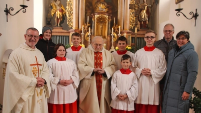 Jubilar P. Friedhelm Czinczoll gemeinsam mit Pfr. Thomas Vogl, sowie in der Ministrantenschar neu aufgenommenen Ministrant Thomas Ernst. Ebenso gratulierten den Beiden die Oberministranten Josepha Wifling und Lukas Wurm, Ministranten Ferdinand Hausner, Lena Kraus und Matthias Forster, wie auch Kirchenpfleger Gerhard Ernstberger mit PGR-Sprecherin Bettina Männer. (Bild: Lukas Forster)
