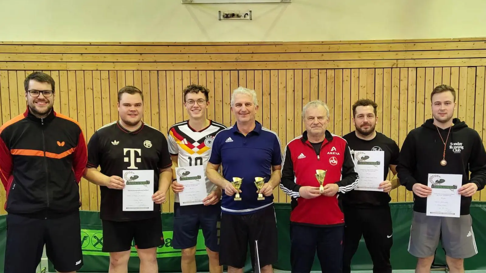 Die Hobbyrunde, von links Organisationsleiter Christian Helgert, Fabian Strobl, Michael Gleißner, Vereinsmeister Martin Zant, Klaus Hültner, Thomas Weiß und Nico Lang. (Bild: Sebastian Richt)