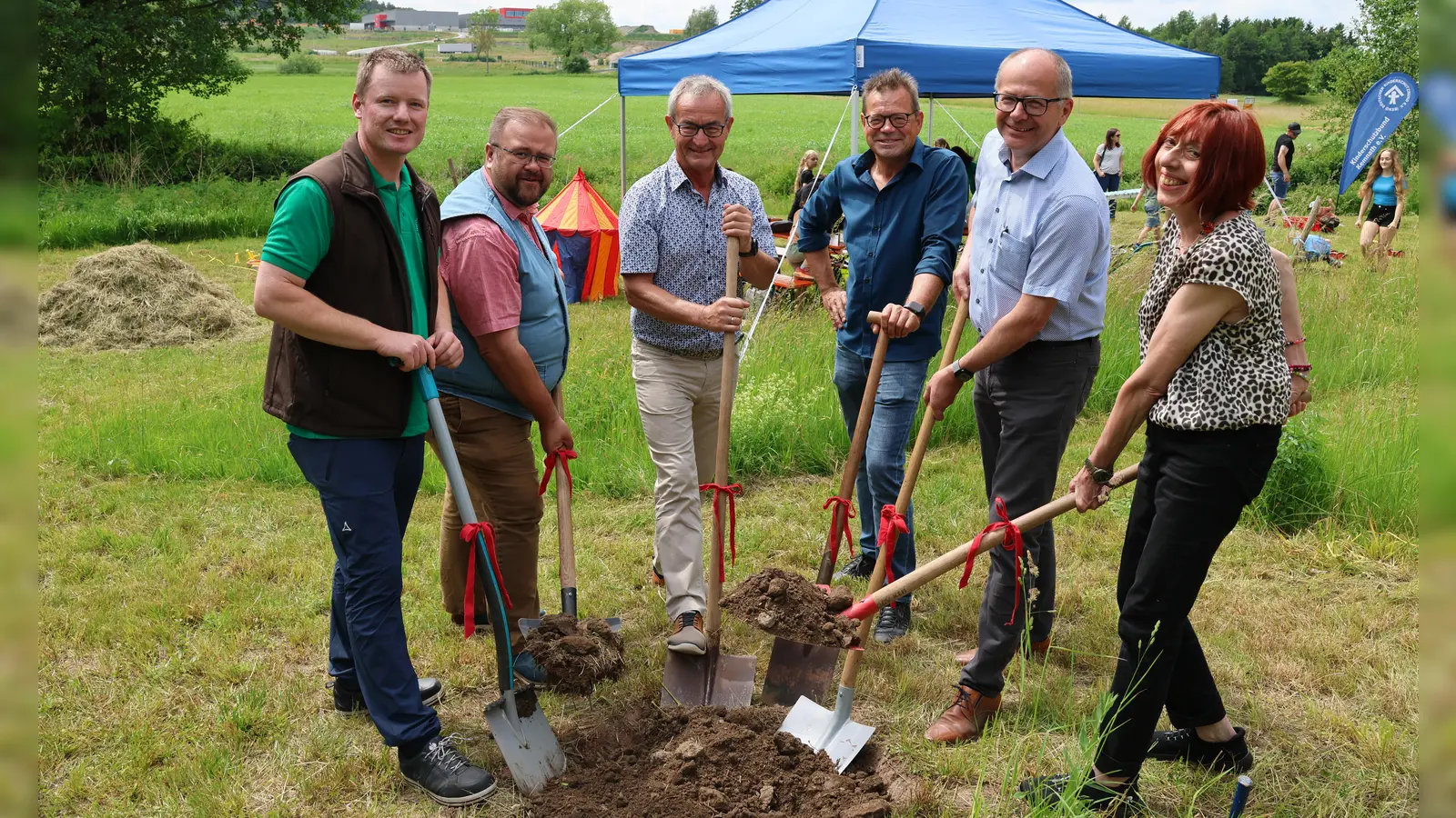 Mit vereinten Kräften wurde das Pflanzloch für die Bürgermeisterbirne ausgehoben.<br>Von links: Zweiter Vorsitzender des OGV Kemnath und Stadtrat Florian Frank, Bürgermeister der Gemeinde Kastl Hans Walter, Altbürgermeister Werner Nickl, Kreisfachberater Harald Schlöger, Bürgermeister der Stadt Kemnath Roman Schäffler, Vorsitzende des Kinderschutzbundes Kemnath und Stadträtin Jutta Deiml. (Bild: Werner Rupprecht )