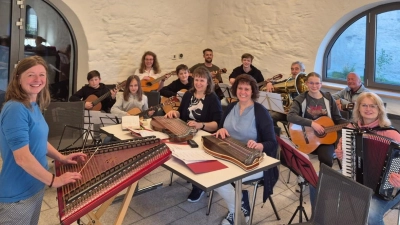 Musikprobe im Bürgerhaus mit Dirigentin Veronika Hille (vorne links). (Bild: Christine Schraml)
