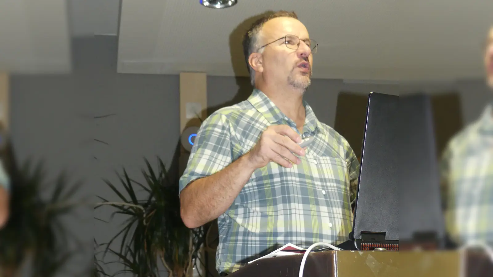 Regen Zuspruch fand die Informationsveranstaltung mit Dieter Melzner zum Thema „Einbruchschutz” in der Aula der Markus-Gottwalt-Schule.  (Bild: Walther Hermann)