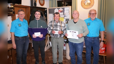Bild von links: Siedler-Chef Ludwig Eger, Andreas Schmied, Gewinner Norbert Deubzer, Rainer Hecht und Organisator Markus Schön (Bild: Franz Völkl)