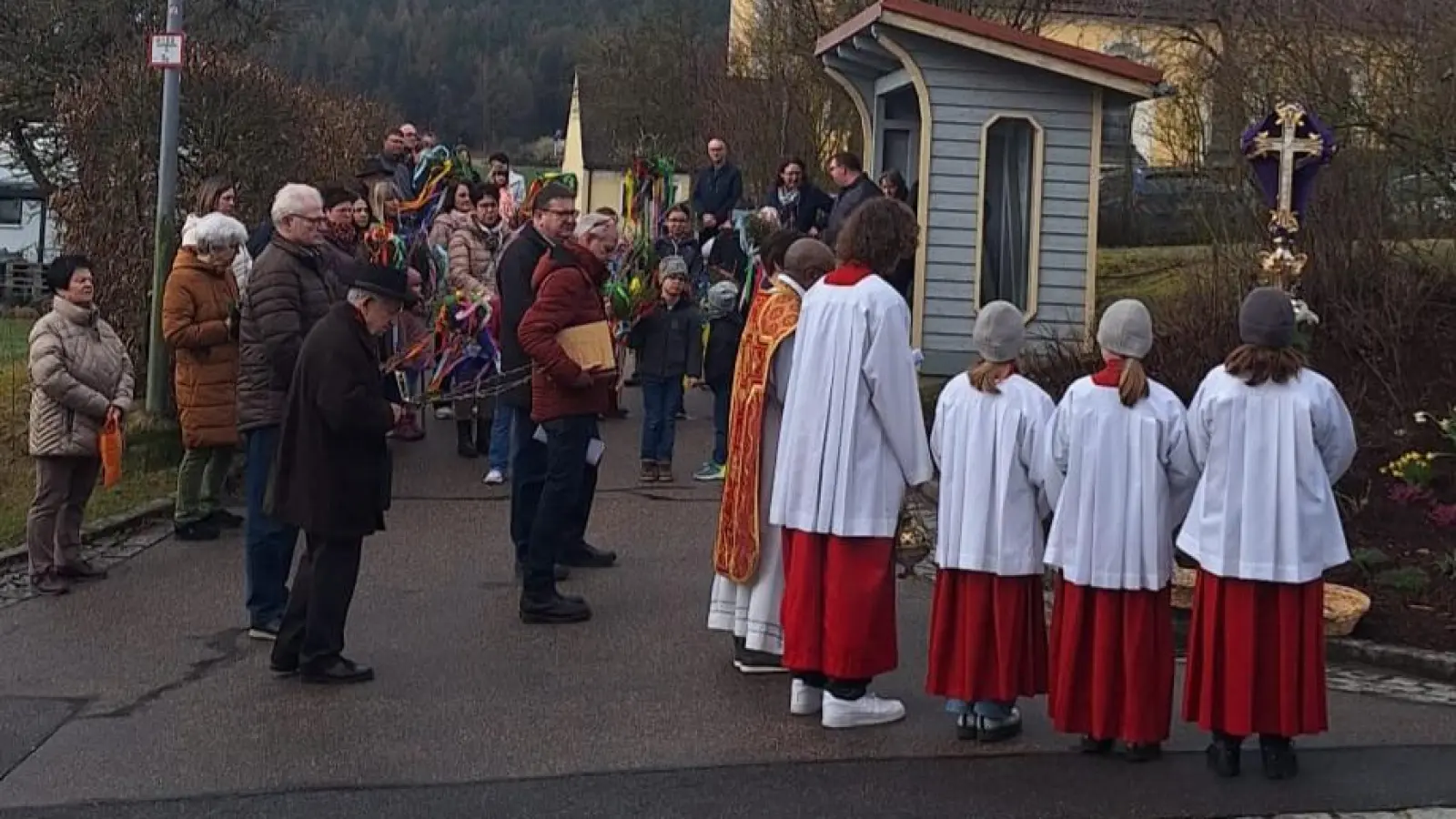 Feierliche Palmenweihe am Schulhauskreuz. (Bild: Irmgard Eckl)