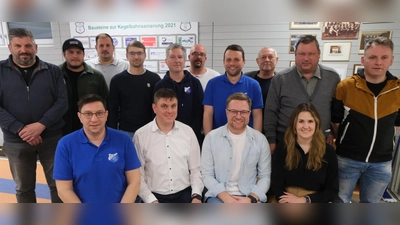 Mit dieser Mannschaft geht der Sportverein 1946 die kommenden Herausforderungen an. Sitzend von links: Schatzmeister Alexander Völk, 1. Vorsitzender Alexander Meier, 2. Vorsitzender Thomas Bäuml und Schriftführerin Dr. Sophia Scherm. Stehend von links die Mitglieder des Vereinsausschusses. (Bild: Fred Lehner)