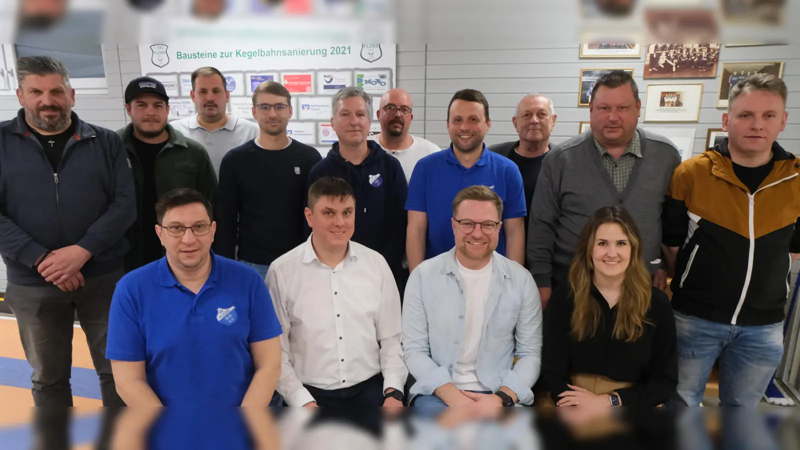 Mit dieser Mannschaft geht der Sportverein 1946 die kommenden Herausforderungen an. Sitzend von links: Schatzmeister Alexander Völk, 1. Vorsitzender Alexander Meier, 2. Vorsitzender Thomas Bäuml und Schriftführerin Dr. Sophia Scherm. Stehend von links die Mitglieder des Vereinsausschusses. (Bild: Fred Lehner)