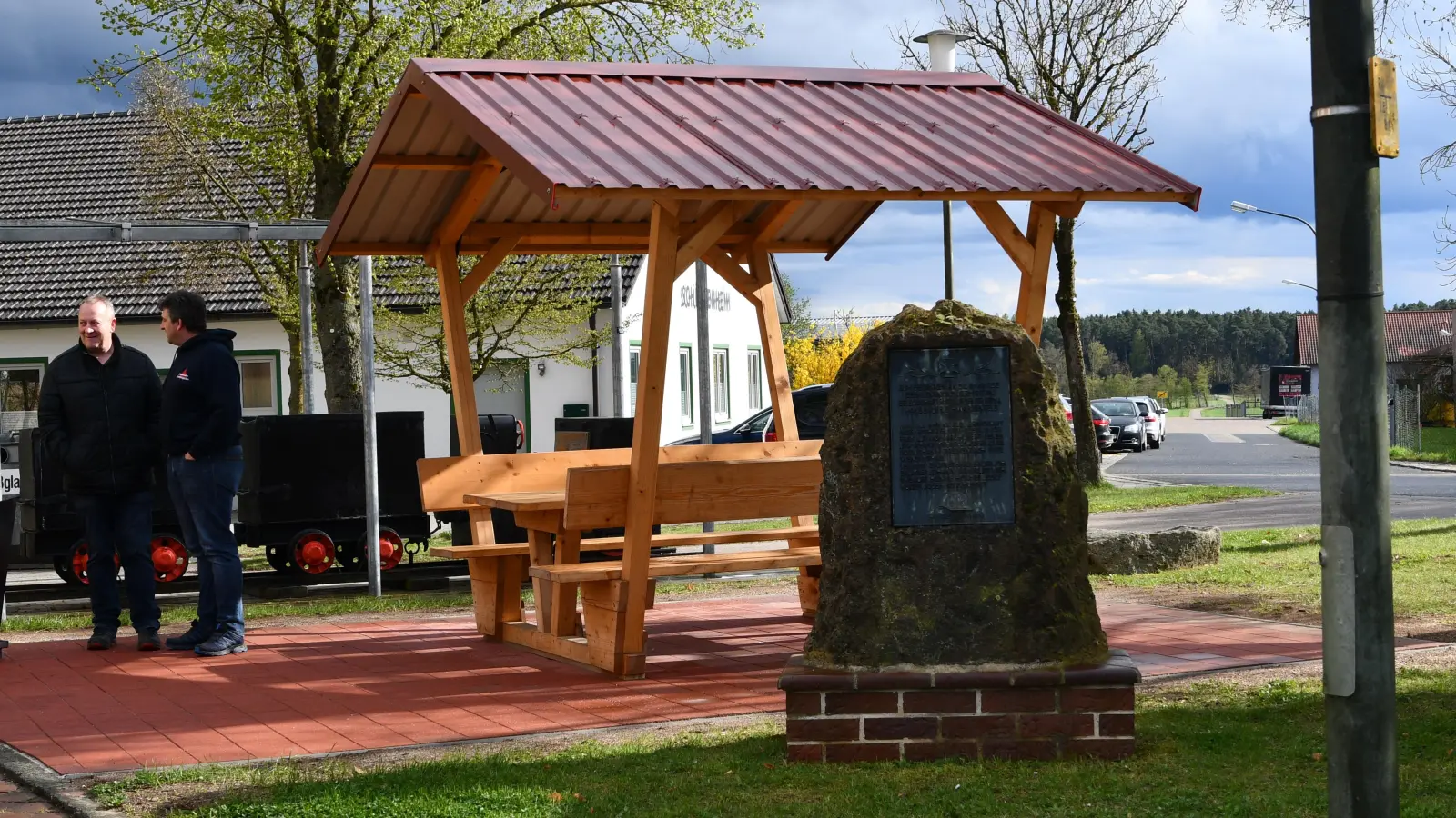 Die neue Sitzecke mit Platz für die Feuerschale vor dem Feuerwehrhaus (Bild: Julia Peltzer)