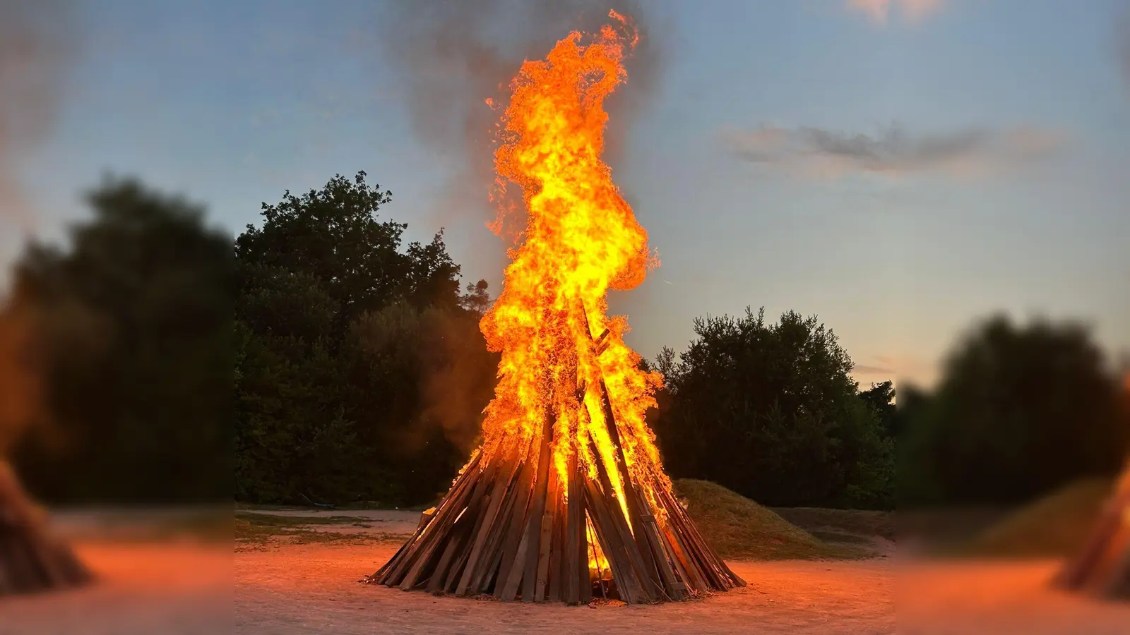 Mystische Stimmung beim Vilshofener Johannisfeuer neben dem Sportgelände des SV. (Bild: Katrin Grunewald)