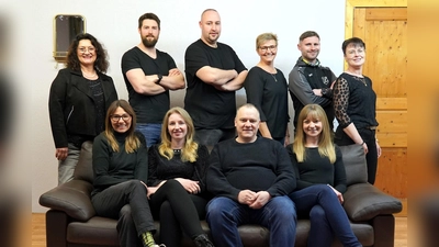 Die Theatergruppe des FCG freut sich schon darauf ihr neues Stück auf die Bühne zu bringen. Hinten von links: Andrea Birner-Sebast, Daniel Fenk, Benjamin Neidel, Sibylle Rubenbauer, Patrick Jeske, Martina Pirner<br>Vorne von links: Sabrina Weber, Regina Wolfohr, Thomas Hollweck, Lena Bär (Bild: Anton Fenk)