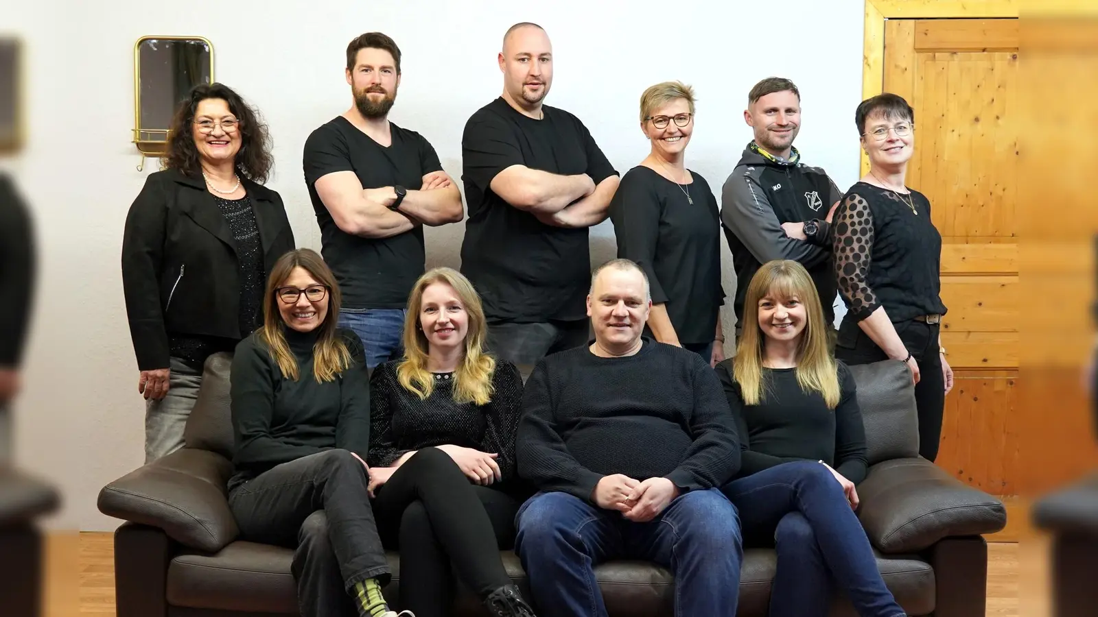 Die Theatergruppe des FCG freut sich schon darauf ihr neues Stück auf die Bühne zu bringen. Hinten von links: Andrea Birner-Sebast, Daniel Fenk, Benjamin Neidel, Sibylle Rubenbauer, Patrick Jeske, Martina Pirner<br>Vorne von links: Sabrina Weber, Regina Wolfohr, Thomas Hollweck, Lena Bär (Bild: Anton Fenk)