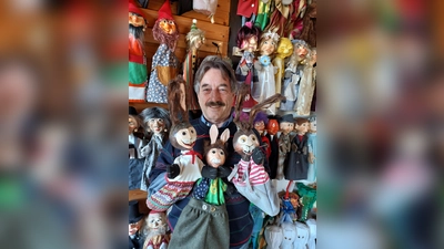 Die drei Osterhasen Hopel, Hopeline und der kleine Hase Fritz warten mit Puppenspieler Hermann auf ihren Einsatz. (Bild: Hermann Papacek)