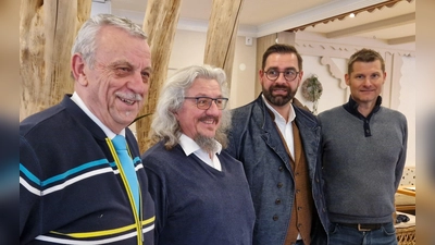 von links: Obermeister Werner Ott, Kassier (bisher) Josef Böhm, Kassier (neu) Stefan Bäuml, Stellvertretender Obermeister Daniel Utz (Bild: Peter Wittmann)