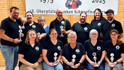 Die erfolgreichen Teilnehmerinnen und Teilnehmer des SC Latsch – stehend von links: Markus Pschierer, Andreas Straka, Uschi Staufer, Martin Reindl, Fabian Panzer, Bianka Eschenbacher, Matthias Behr. Sitzend von links: Tamara Behr, Daniela Siller, Uschi Straka, Karola Meier, Bettina Ochs. (Bild: Günther Magerl)