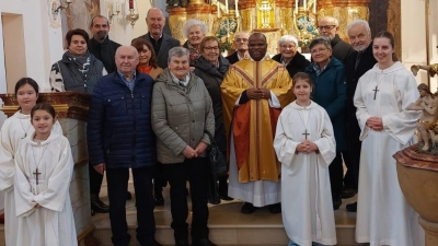 Die Jubelpaare mit Pfarrer Gudapati, der stv. Pfarrgemeinderatssprecherin Bruni Ram sowie den neuen Ministrantinnen. (Bild: Xaver  Ram)