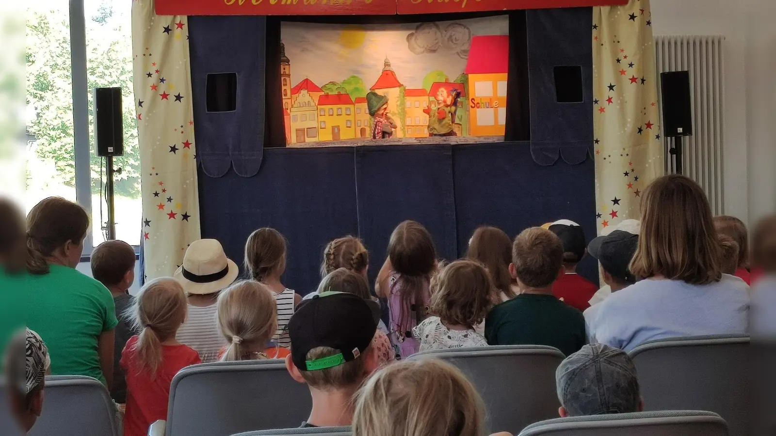 Fasziniert folgen die Kinder Kasperl und Seppl. (Bild: Gabriele Kellner-Hirschmann)