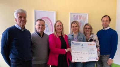 Von links: Kirchenpfleger Martin Ströhl, Stadtpfarrer Markus Brunner, Mitarbeiter der Kindertagesstätten Christina Kölbl, Birgit Bittenbinder und Michaela Guzik, Franz Kummert Präsident Rotary Club Amberg. (Bild: Tobias Riedl)