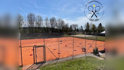 Blick von der Terrasse des Vereinsheims auf die Plätze 1 und 2 (Bild: Matthis Gres )