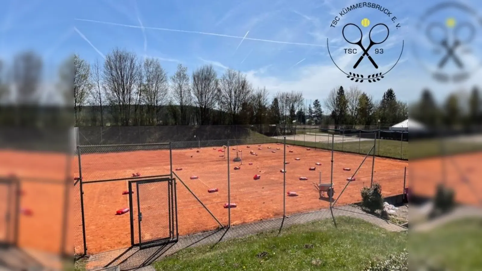 Blick von der Terrasse des Vereinsheims auf die Plätze 1 und 2 (Bild: Matthis Gres )