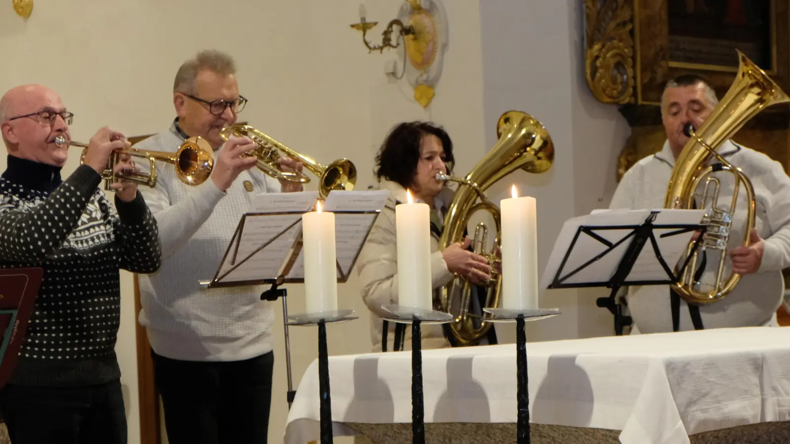 Das Bläserquartett der Stadtkapelle Pleystein bereichert den Abend durch zarte Klänge im Advent. (Bild: Fred Lehner)