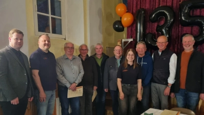 An der Jahreshauptversammlung konnte das Leitungsteam um Mirjam Müller (Vierte von Rechts) und Martin Prechtl (Zweiter von Links) zusammen mit Pfarrer Thomas Kraus (links) sieben Kolpingbrüder für ihre langjährige Mitgliedschaft auszeichnen. Geehrt wurden (von links) Roland Gallei, Jürgen Brunner, Thomas Bartmann, Georg Götz, Harald Plank, Werner Weismeier und Hans Liedtke. (Bild: Katrin Pasieka-Zapf)